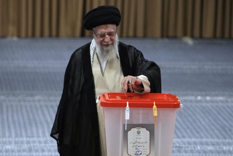 Irán celebra segunda ronda de comicios presidenciales entre legislador reformista y conservador