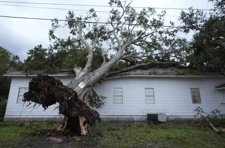Reparan algunos apagones en Houston tras el paso de Beryl, que avanza al este con tornados