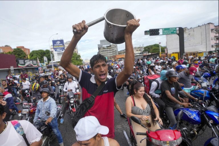 La oposición de Venezuela asegura tener pruebas de su victoria ante Maduro, mientras miles protestan