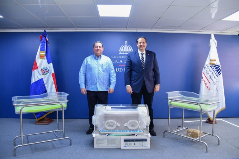 Ministerio de Salud entrega al SNS cunas e incubadoras para fortalecer la atención neonatal en los hospitales