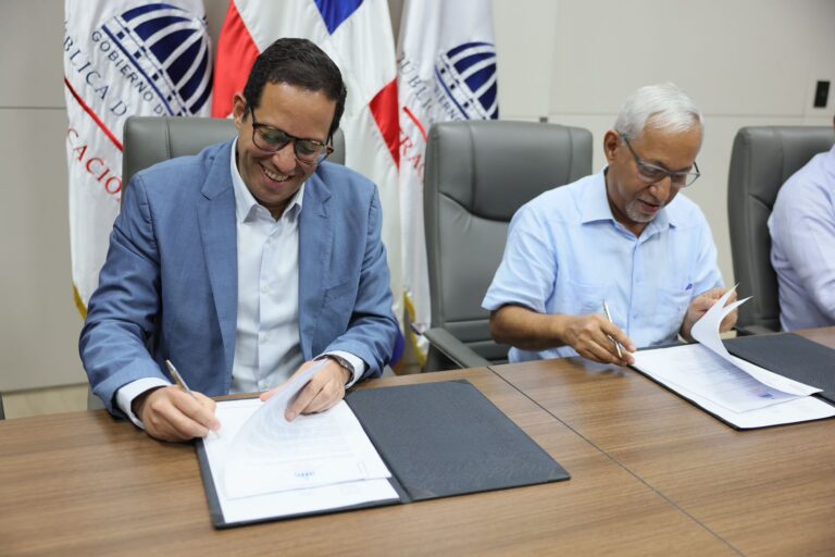 Ministros Sigmund Freund y Ángel Hernández firman resolución que aprueba nueva estructura organizativa del Minerd