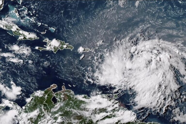 La tormenta tropical Ernesto descarga aguaceros en el noreste del Caribe y va rumbo a Puerto Rico