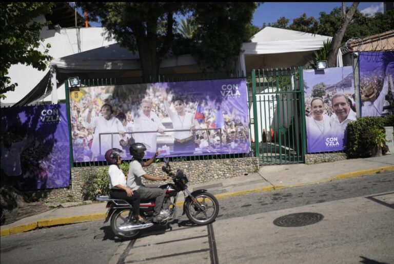 Asaltan oficinas de la líder opositora Machado en Caracas, CNE ratifica reelección de Maduro