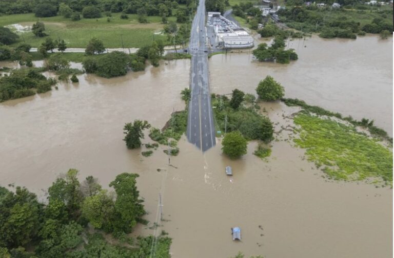 Huracán Ernesto arroja fuertes lluvias en Puerto Rico mientras azota el noreste del Caribe