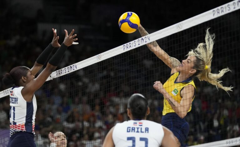 Reinas del Caribe dominicanas caen ante Brasil en cuartos de final de voleibol en París