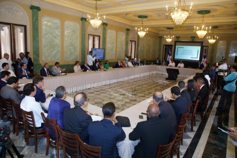 Gobierno continúa el diálogo y celebra reunión con abogados para tratar reforma constitucional