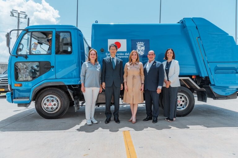 Gobierno de Japón contribuye con la limpieza del Distrito Nacional donando cuatro camiones recolectores de basura