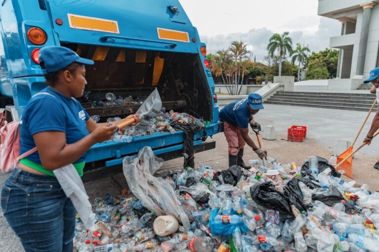 ADN limpia alrededores del Palacio Municipal simultáneamente a realización de Plásticos por Escolares