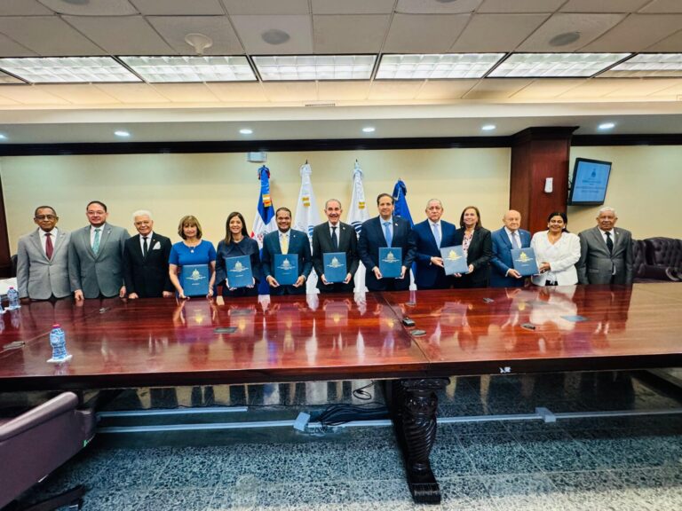 MESCyT, Salud Pública y 3 universidades dominicanas firman acuerdo para capacitar estudiantes de medicina en Brasil, Colombia, España y México