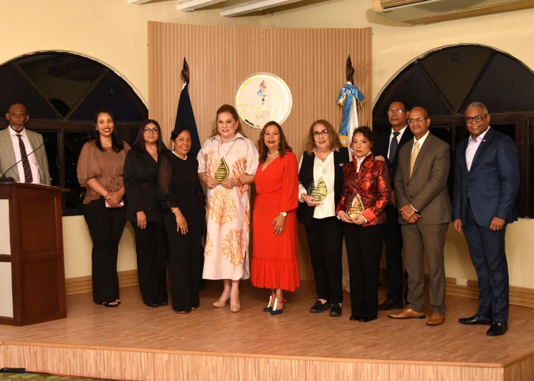 Miembros de la Directiva del Ateneo Dominicano junto a las galardonadas de la premiación Salomé Ureña