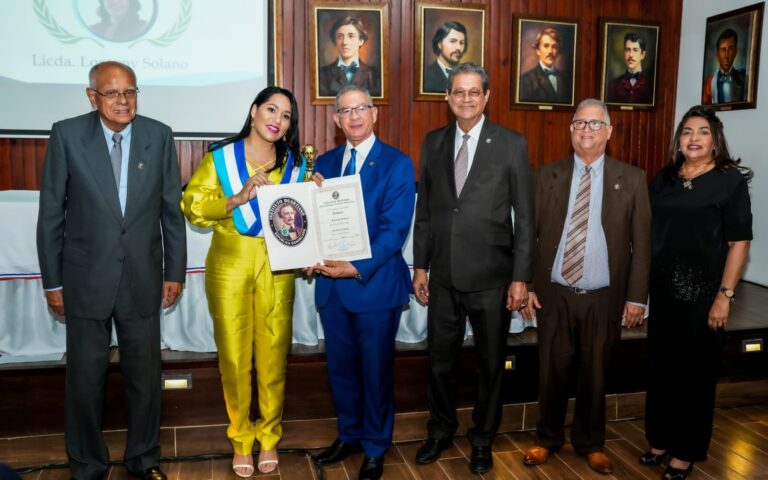Lorenny Solano es investida como Miembro de Honor del Instituto Duartiano
