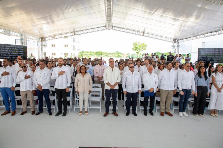 Presidente Abinader entrega 723 títulos de propiedad de 1710 en Nisibón