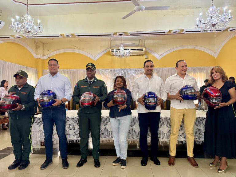 DIGESETT entregó más de 300 cascos protectores y brinda educación vial en San Juan de la Maguana