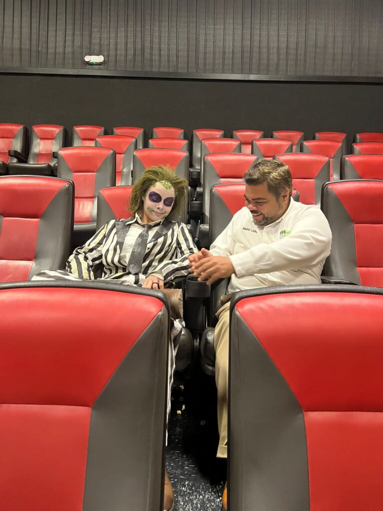 Beetlejuice !  Invocarlo tres veces para vivir ese amor gótico. 