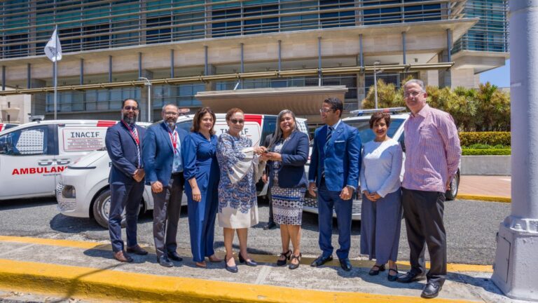 Procuradora Miriam Germán entrega ambulancias al Instituto Nacional de Ciencias Forenses