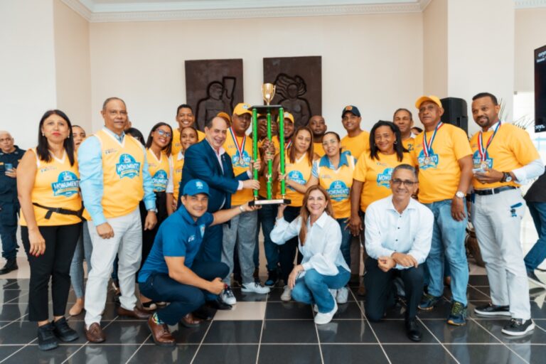 Alcaldesa Carolina Mejía entrega trofeo al equipo campeón de los Juegos ADN 2024