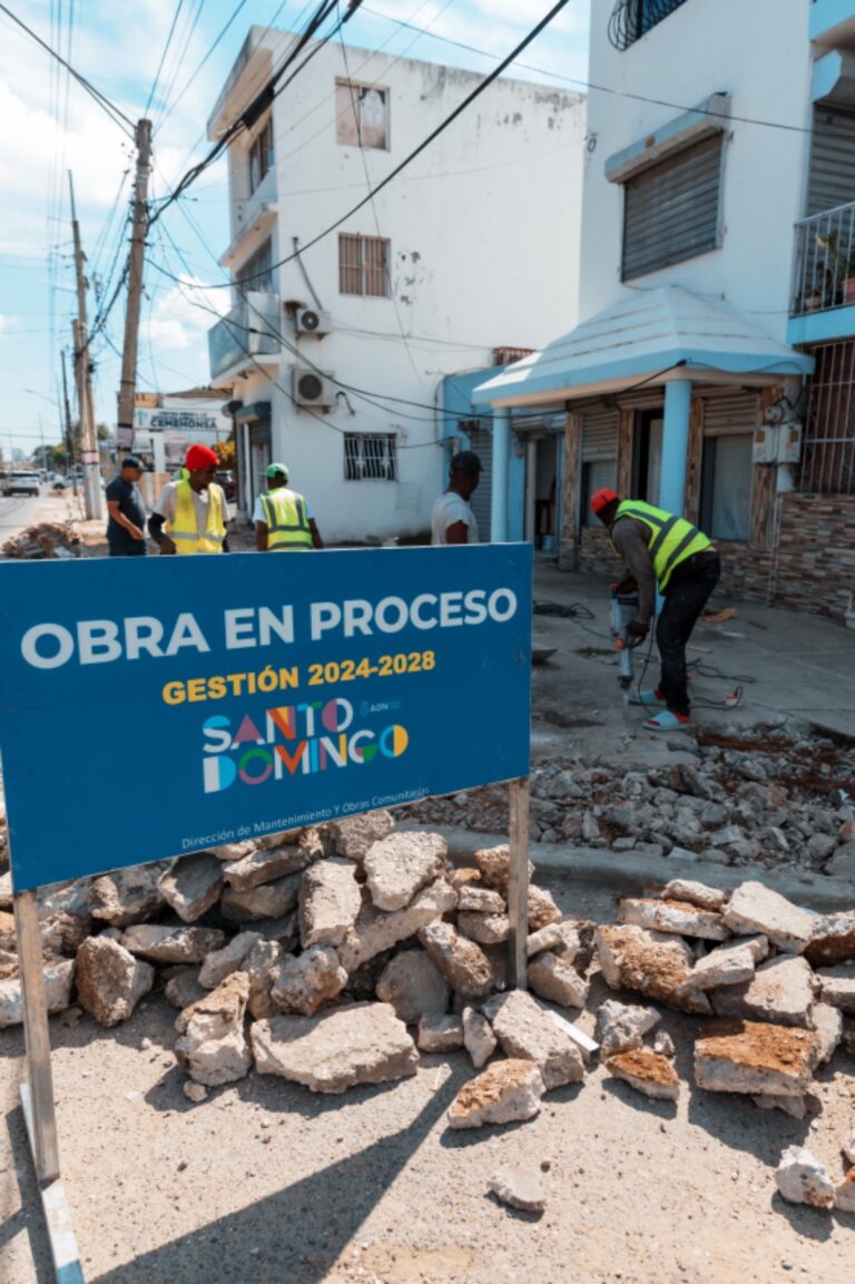 Alcaldía del Distrito Nacional construye aceras, contenes e imbornales en varios sectores de la capital