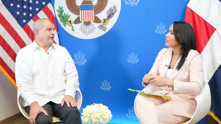 Embajada de EE.UU. permite celulares, pero advierte sanciones si te atrapan grabando: Greg Segas en entrevista con Lorenny Solano