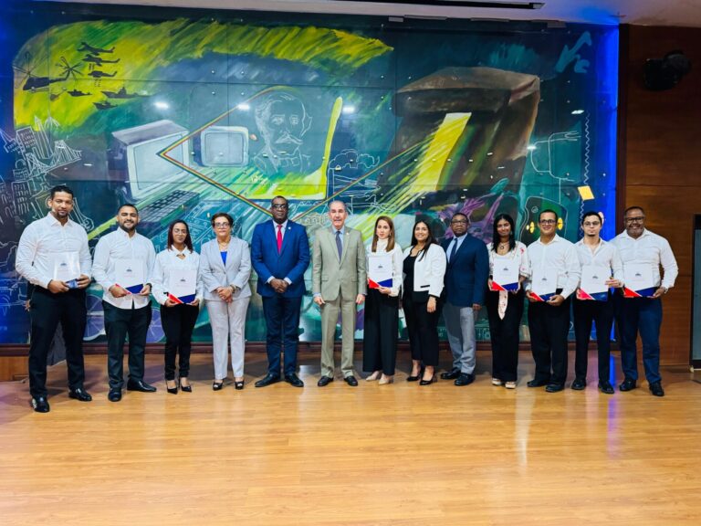 MESCyT entrega 614 becas nacionales a estudiantes de postgrado en la Universidad Autónoma de Santo Domingo (UASD)