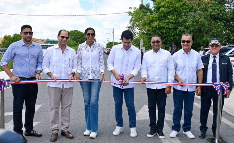 Ministro Collado inaugura reconstrucción calle Pastor Domingo de la Cruz, en Verón, Punta Cana