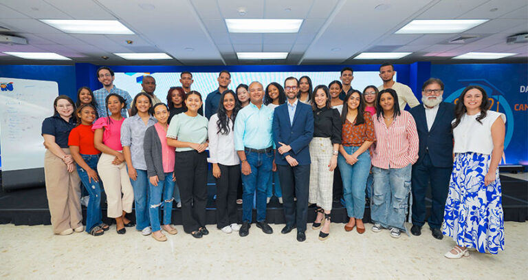 Becados de Excelencia Popular se forman en finanzas personales y emprendimiento