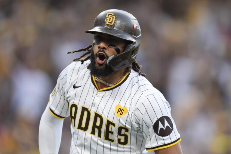 Tatis aporta jonrón de 2 carreras y Padres vencen a Bravos al inicio de serie de comodines