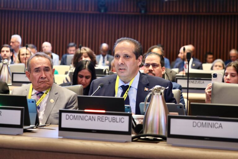 Ministro de Salud destaca apoyo a políticas de la OPS para fortalecer sector salud en torno al cambio climático