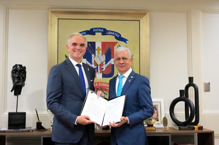 Presidente del Senado recibe el proyecto de ley Reforma Laboral