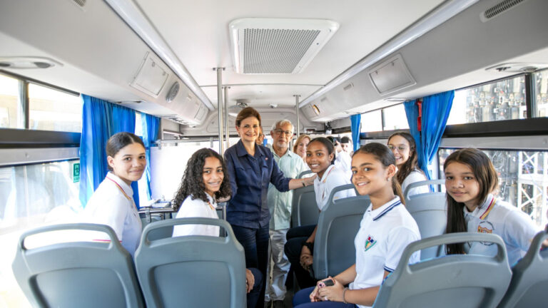 Vicepresidenta Raquel Peña activa primeras 41 rutas del Transporte Estudiantil para Santiago