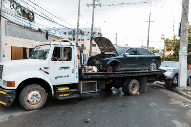 ADN cierra bancas que ocupaban aceras, retira chatarras y clausura taller en Ensanche Quisqueya tras jornadas de concientización