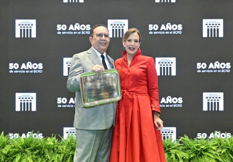 Gobernador Valdez Albizu cumple 50 años al serviciodel Banco Central