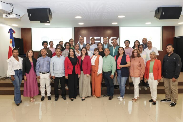 CIPESA y AstraZeneca impulsan la profesionalización del periodismo de salud, capacitan a periodistas en taller especializado de marca personal