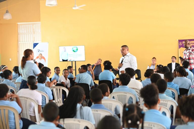 Diputado Ramón Raposo imparte conferencia a estudiantes de Sabana Perdida sobre cuidado del medio ambiente