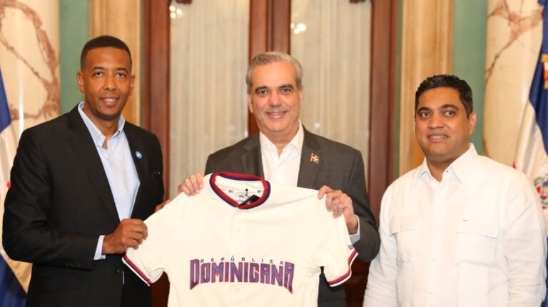 Presidente Abinader recibe al equipo dominicano de béisbol que representará al país en torneo Premier 12, en China Taipéi