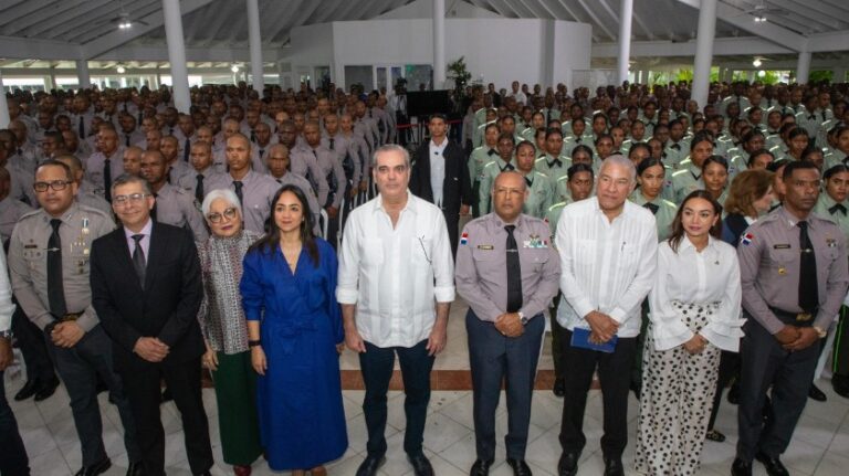 Presidente Abinader encabeza graduación histórica de los primeros 1,016 policías formados bajo la reforma policial