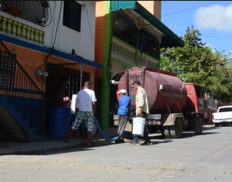 Quejas por escasez de agua potable en Cancino Adentro