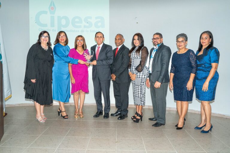 CIPESA reconoce a Cruz Jiminián por su trayectoria; lo escoge asesor especial en comunicación en Salud
