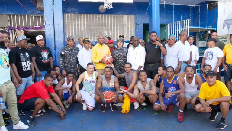Senador Julito Fulcar ofrece almuerzo y celebra actividades recreativas con privados de libertad en la Cárcel Pública de Baní