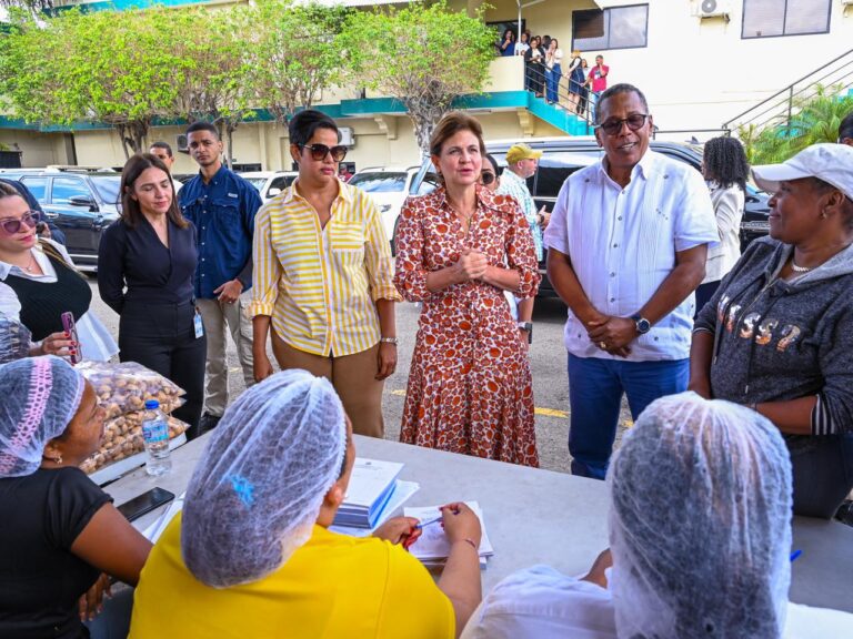 Vicepresidenta participa en la distribución de más de 32 mil raciones alimenticias  a través de Comedores Económicos