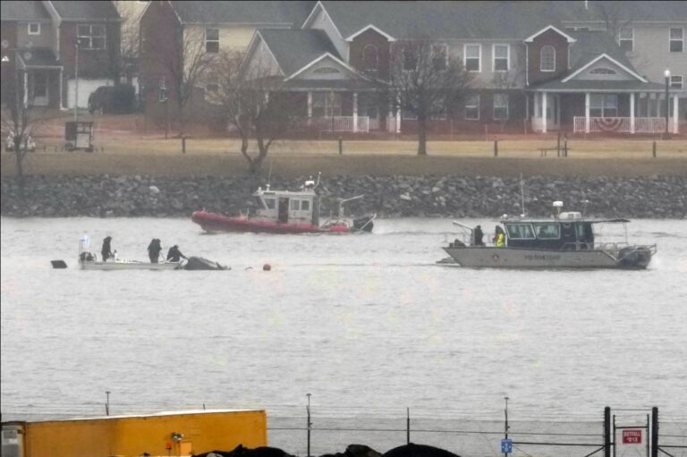 Reanudan tareas de recuperación e investigación en el río Potomac tras choque aéreo de DC