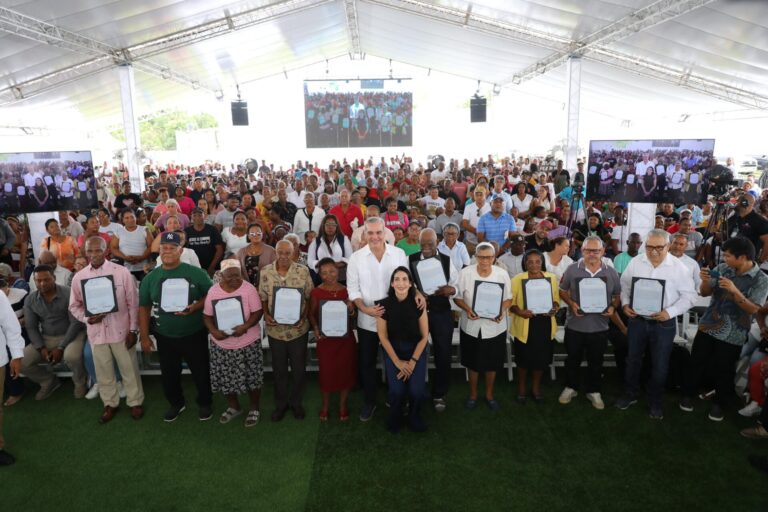 Presidente Abinader entrega 708 títulos de propiedad en Batey Palavé que beneficiarán a 2,832 personas;