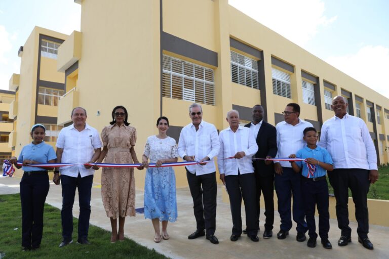 Presidente Abinader inaugura una escuela y una estancia infantil en La Altagracia