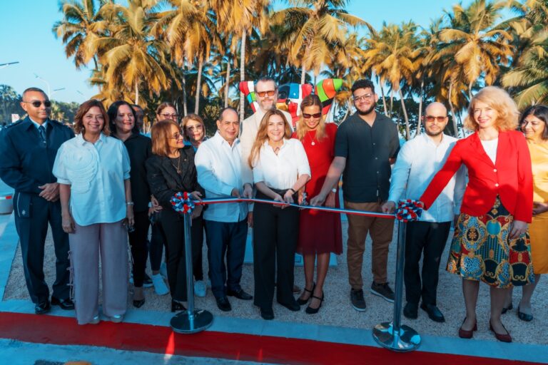 Embajada de Alemania y Alcaldía del DN instalan un Buddy Bear para celebrar amistad domínico-alemana