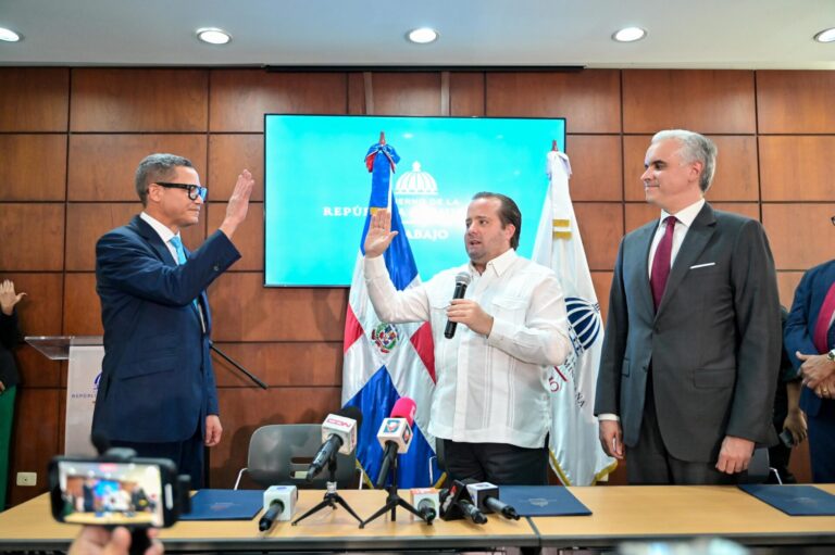 Ministro de la Presidencia juramenta a Eddy Olivares como Ministro de Trabajo