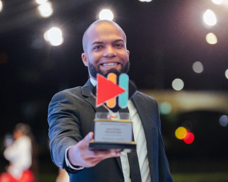 Juan Carlos Almonte, gerente de Tierra Tropical, recibe el Premio Nacional de la Juventud
