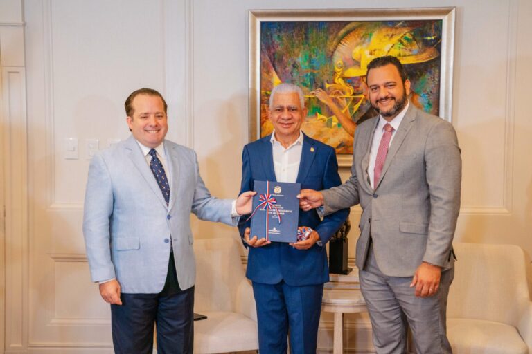 Ministro Paliza entrega memorias de gestión 2024 en el Congreso Nacional