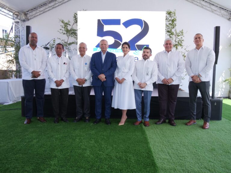 Aguilera resalta fortaleza de Refidomsa en su 52 aniversario; reconoce a empleados destacados