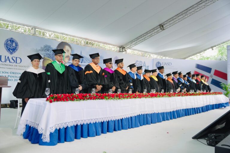 UASD inviste 2,558 nuevos profesionales en conmemoración aniversario de Mella y de la Independencia Nacional