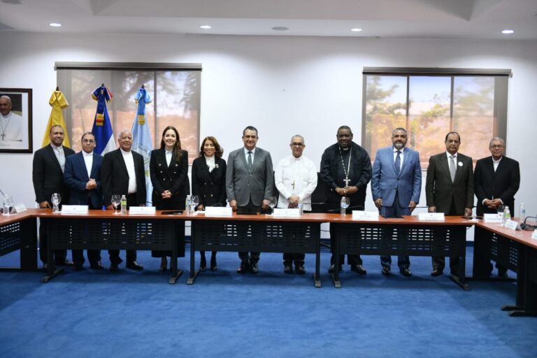 JCE presenta proyecto de la nueva cédula al Consejo de la Conferencia del Episcopado Dominicano