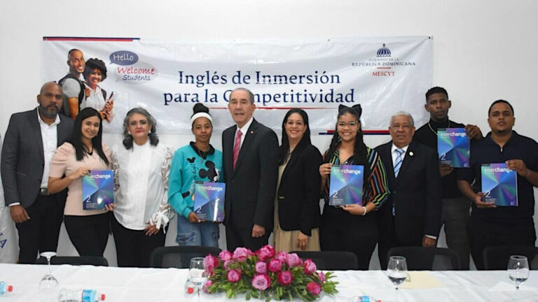 Mescyt impacta a comunitarios en Santo Domingo Este con programa para enseñar inglés